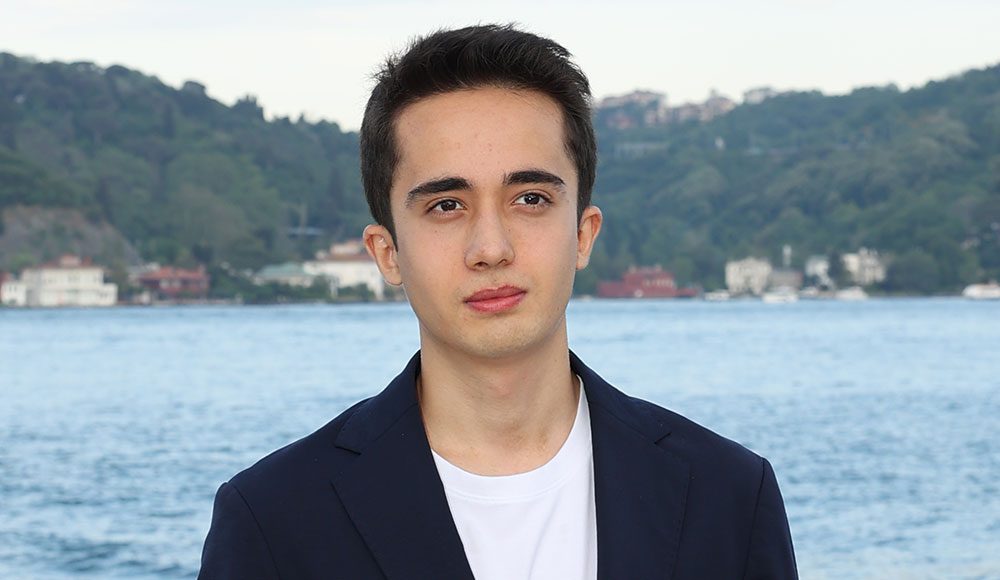 Young man in front of a body of water